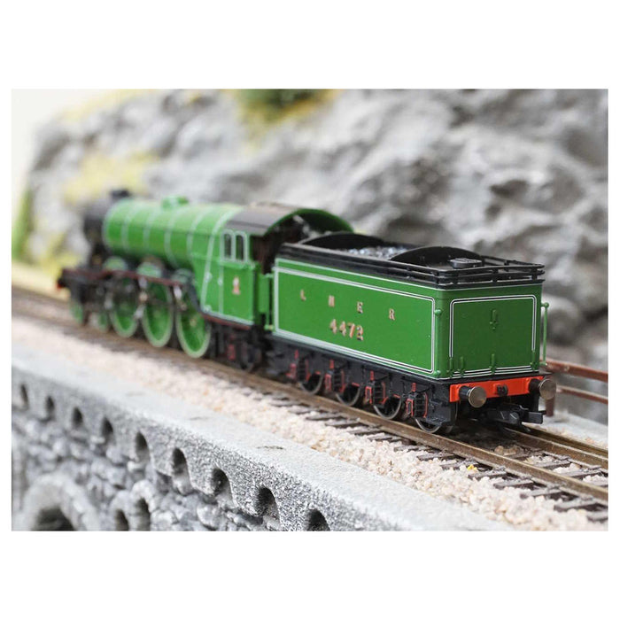 Hornby LNER Class A1 4-6-2 4472 'Flying Scotsman' Train